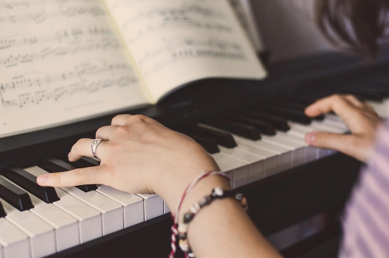 How to Play Piano in 10 Easy Steps