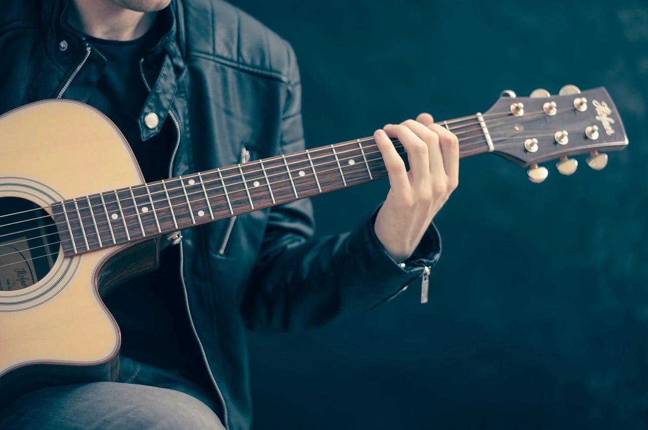 How to Hold a Guitar Properly: In Simple Steps